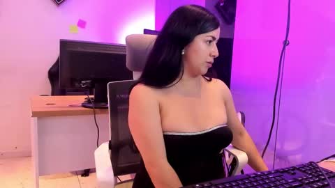 Snapshot of kimkalifa chatting on October 21, 2025, 1:23 pm Camila online show from October 21, 2025, 1:23 pm