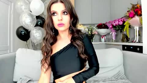 Kira and friends online show from September 21, 2025, 3:02 pm