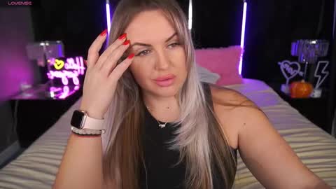 Kira online show from November 17, 2025, 8:58 pm