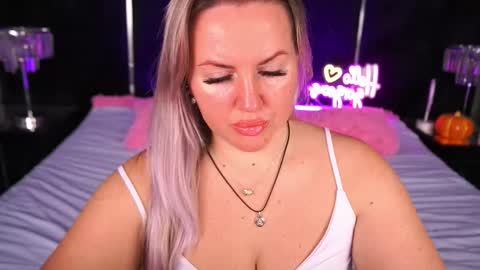 Kira online show from December 1, 2025, 9:42 pm