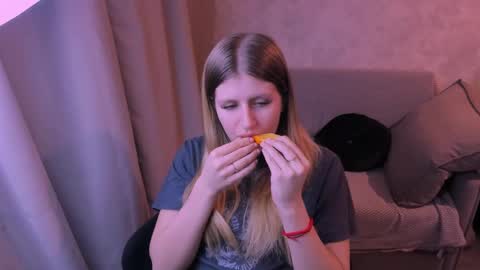 Snapshot of kirraa_ chatting on January 22, 2025, 7:24 pm Kira online show from January 22, 2025, 7:24 pm