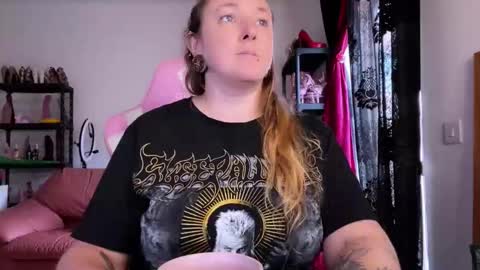 kissica online show from November 3, 2025, 3:13 pm