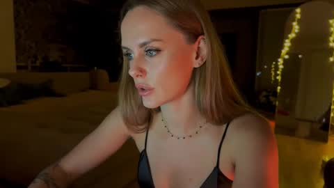 Snapshot of kissnova_ chatting on October 8, 2025, 7:44 pm Emma online show from October 8, 2025, 7:44 pm