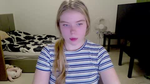 Snapshot of kitten_jenny01 chatting on December 1, 2024, 7:36 pm Jennyblonde and Emmabrunette online show from December 1, 2024, 7:36 pm