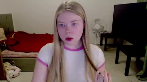 Snapshot of kitten_jenny01 chatting on February 5, 2025, 5:31 pm Jennyblonde and Emmabrunette online show from February 5, 2025, 5:31 pm