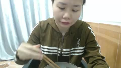 kitti_baby2x online show from December 2, 2025, 1:55 am