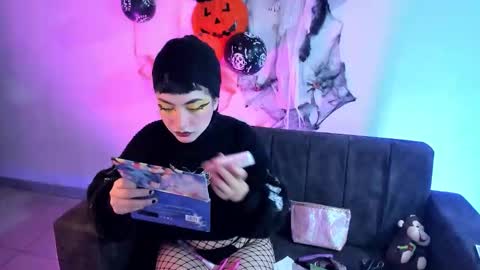 kitty__chs online show from October 7, 2025, 11:07 am