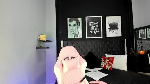 Snapshot of kitty_collins_ chatting on November 20, 2025, 11:32 am Kitty online show from November 20, 2025, 11:32 am