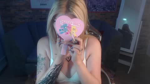 kitty_fox_b online show from February 1, 2025, 6:51 pm