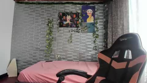 Snapshot of kitty_violet_ chatting on October 26, 2025, 5:08 pm violet online show from October 26, 2025, 5:08 pm