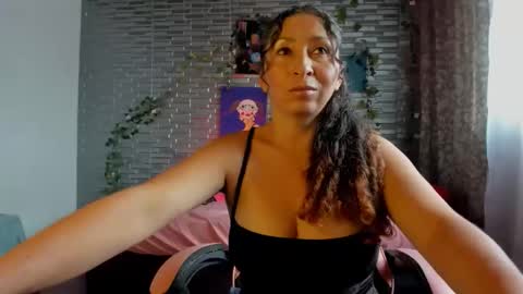 Snapshot of kitty_violet_ chatting on November 14, 2025, 3:00 pm violet online show from November 14, 2025, 3:00 pm