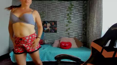 Snapshot of kitty_violet_ chatting on December 14, 2025, 4:23 pm violet online show from December 14, 2025, 4:23 pm