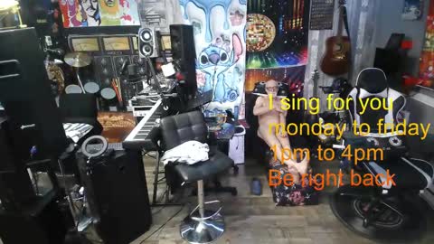 kiveuxmakeu online show from November 5, 2025, 9:48 pm