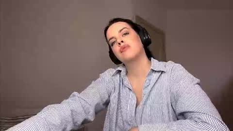 Snapshot of kizzymelonson chatting on November 15, 2025, 10:45 am Emma online show from November 15, 2025, 10:45 am