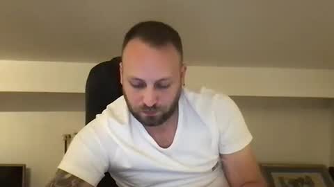 Snapshot of kobasic chatting on November 14, 2025, 12:42 am hugo online show from November 14, 2025, 12:42 am