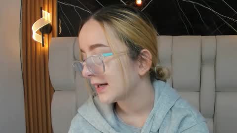 Snapshot of kristal_joi_dl chatting on December 4, 2025, 11:30 am kristal online show from December 4, 2025, 11:30 am