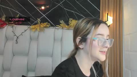 Snapshot of kristal_joi_dl chatting on December 15, 2025, 1:04 pm kristal online show from December 15, 2025, 1:04 pm