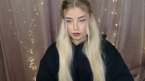 KristyFlowers online show from December 15, 2024, 7:31 pm