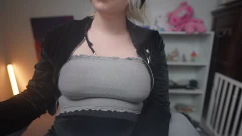 Snapshot of krystalsyxx chatting on January 21, 2025, 4:32 am Krystal Syx online show from January 21, 2025, 4:32 am