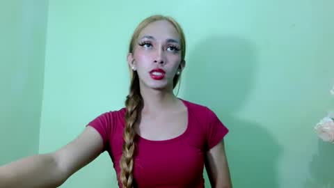 Snapshot of kween_romance chatting on December 30, 2024, 2:51 pm Kween online show from December 30, 2024, 2:51 pm