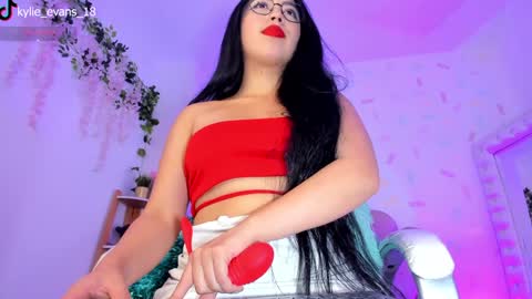 Snapshot of kylie_evans_18 chatting on December 11, 2024, 7:42 am Kylie online show from December 11, 2024, 7:42 am