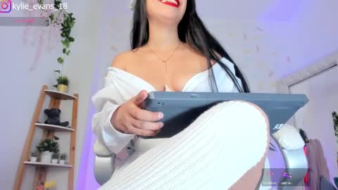 Snapshot of kylie_evans_18 chatting on March 2, 2025, 4:07 am Kylie online show from March 2, 2025, 4:07 am