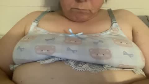 Snapshot of kylorencat chatting on December 22, 2024, 1:45 am KYLO online show from December 22, 2024, 1:45 am