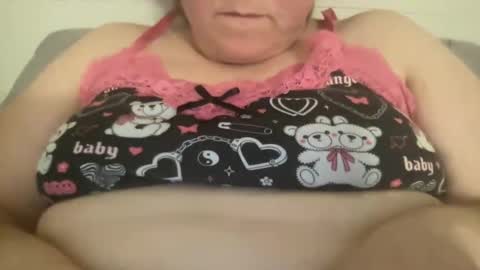 Snapshot of kylorencat chatting on December 24, 2024, 9:11 pm KYLO online show from December 24, 2024, 9:11 pm