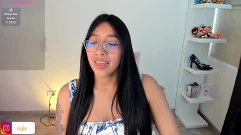 Snapshot of kyy_isa chatting on December 2, 2025, 1:05 pm IG online show from December 2, 2025, 1:05 pm