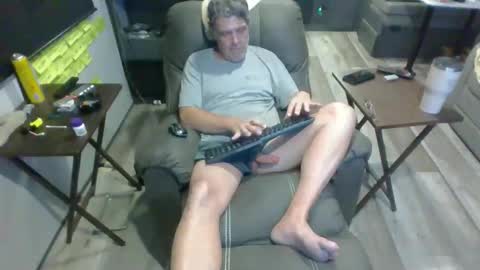 Snapshot of l8tniter chatting on October 30, 2025, 12:56 am l8tniter online show from October 30, 2025, 12:56 am