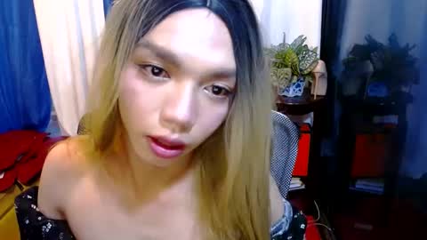 Snapshot of la_ura chatting on January 10, 2025, 11:18 pm Laura online show from January 10, 2025, 11:18 pm