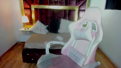 Snapshot of laara_croft chatting on February 22, 2025, 1:11 am L A R A online show from February 22, 2025, 1:11 am