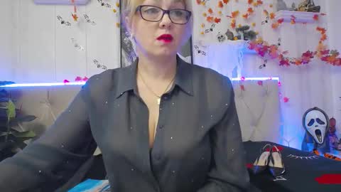 Snapshot of ladyjeen chatting on October 19, 2025, 4:40 pm Lady Jeen Back on Sunday 8th of December online show from October 19, 2025, 4:40 pm