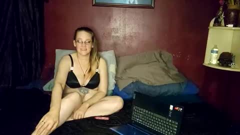 Snapshot of ladykiva_n_hubz chatting on October 12, 2025, 5:06 am ladykiva_n_hubz online show from October 12, 2025, 5:06 am