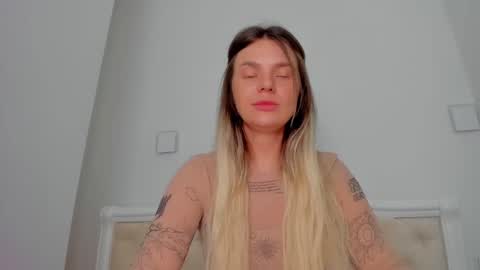 Lallie  online show from November 4, 2025, 3:44 pm