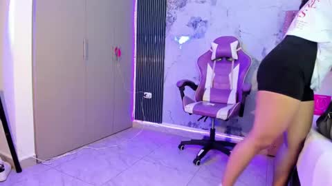 Snapshot of laly_cherry_ chatting on October 5, 2025, 12:25 pm Laura online show from October 5, 2025, 12:25 pm