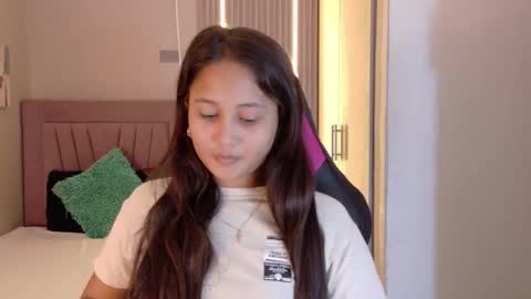 Snapshot of laly_cherry_ chatting on November 27, 2025, 12:18 pm Laura online show from November 27, 2025, 12:18 pm