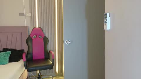 Snapshot of laly_cherry_ chatting on November 30, 2025, 12:20 pm Laura online show from November 30, 2025, 12:20 pm