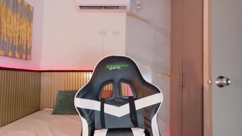 Snapshot of laly_cherry_ chatting on December 3, 2025, 12:14 pm Laura online show from December 3, 2025, 12:14 pm