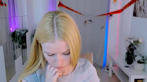 Laly online show from October 22, 2025, 6:40 pm