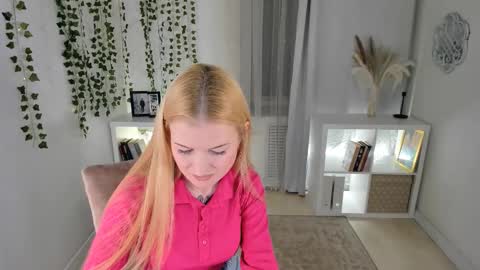 Laly online show from November 17, 2025, 4:46 pm