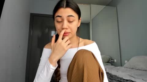 Lana online show from November 21, 2025, 12:37 pm