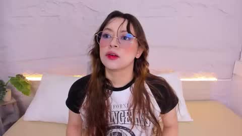 Snapshot of lanna_18_ chatting on December 17, 2025, 12:22 pm Lanna online show from December 17, 2025, 12:22 pm