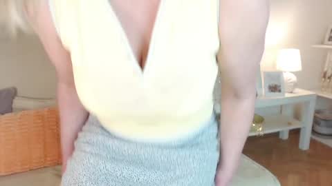 lara_fisher online show from December 8, 2024, 1:25 pm