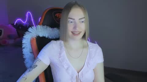 Snapshot of larakrein_lk chatting on December 15, 2025, 4:00 pm LaraKrein lk online show from December 15, 2025, 4:00 pm