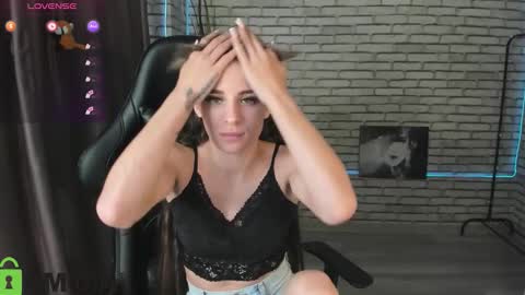 lasly_moon online show from October 19, 2025, 12:55 am