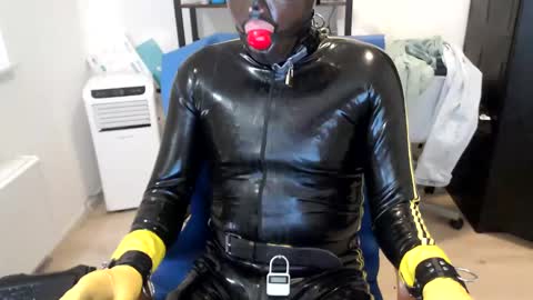 Snapshot of latexslaafboy2 chatting on December 3, 2024, 7:10 am latexslaafboy online show from December 3, 2024, 7:10 am