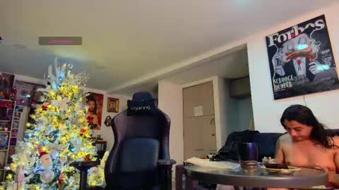 Snapshot of latin_couple77 chatting on December 15, 2025, 1:54 am Sara y Andy online show from December 15, 2025, 1:54 am