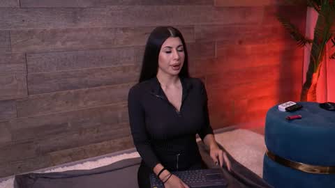 Latina online show from November 21, 2025, 6:50 pm