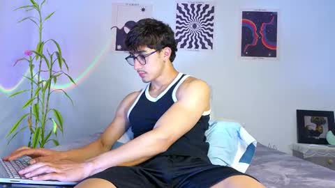 Snapshot of latinguyxl chatting on October 16, 2025, 12:33 am Logan online show from October 16, 2025, 12:33 am